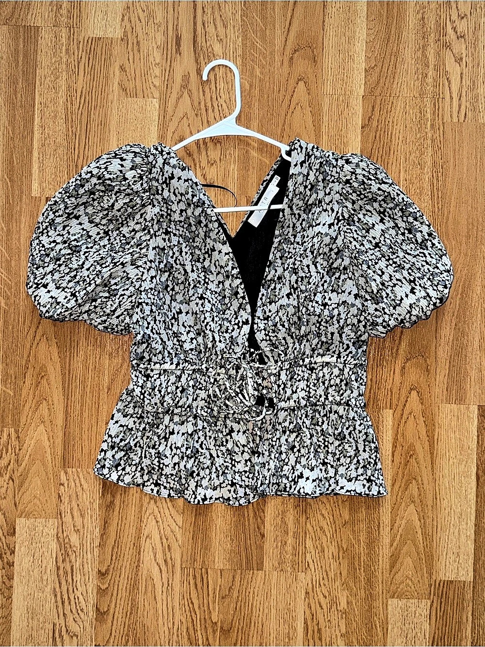 ASTR the Label Alexis Top Floral Puff Sleeve Blouse Black & White- Small